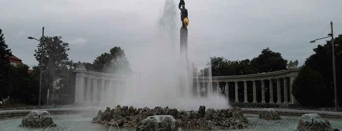 Heldendenkmal der Roten Armee is one of สถานที่ที่ Karl ถูกใจ.