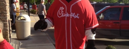 Chick-fil-A is one of Lugares favoritos de Chaz.