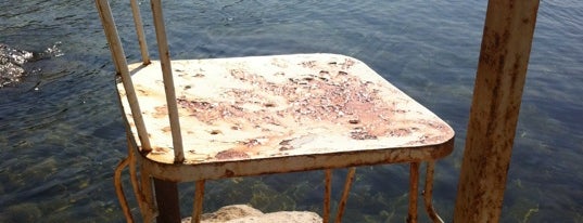 hidden beach w/concrated chairs is one of Locais salvos de Kristóf.