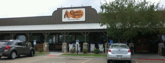 Cracker Barrel Old Country Store is one of Tempat yang Disukai Rick.