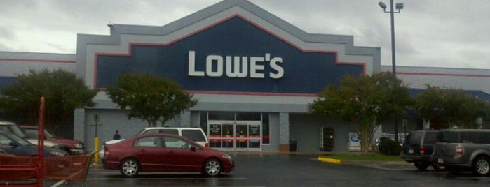 Lowe's is one of Tempat yang Disukai Terri.