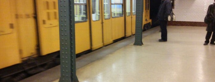 Vörösmarty tér (M1) is one of Budapesti metrómegállók.