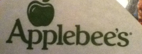 Applebee's Grill + Bar is one of Richard'ın Beğendiği Mekanlar.