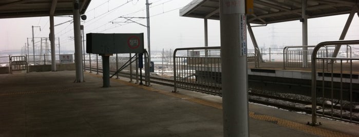 Geumneung Stn. is one of 경의선 (Gyeongui Line).