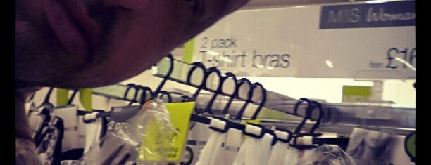 Marks & Spencer is one of Carlさんのお気に入りスポット.