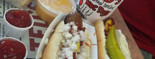 Ted's Hot Dogs is one of Lugares favoritos de Greg.
