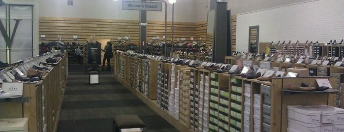 DSW Designer Shoe Warehouse is one of Lieux qui ont plu à George.