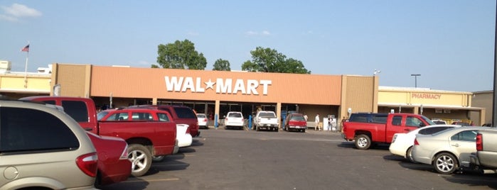 Walmart is one of Locais curtidos por Debbie.
