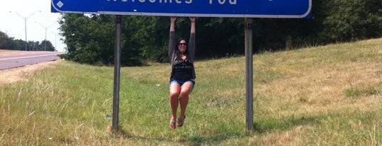 Tennessee/Mississippi State Line is one of Brandi’s Liked Places.
