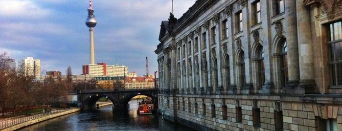 Pergamonmuseum is one of Architecture.