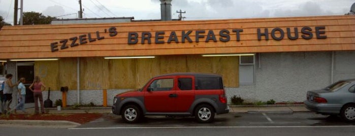 Ezzell's Breakfast House is one of สถานที่ที่บันทึกไว้ของ Alex.