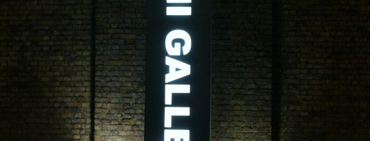Saatchi Gallery is one of London art galleries.
