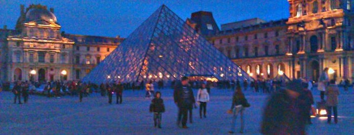 Pirâmide do Louvre is one of Musei da visitare.