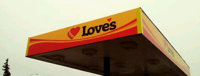 Love's Travel Stop is one of สถานที่ที่ Maxwell ถูกใจ.