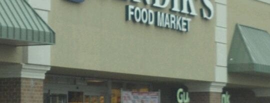 Sendik's Food Market is one of สถานที่ที่ John ถูกใจ.