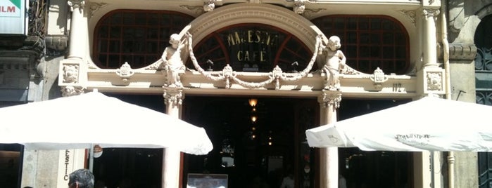 Majestic Café is one of bares.