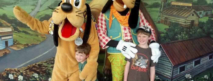 Goofy & Pluto Character Meet & Greet is one of สถานที่ที่บันทึกไว้ของ Kimmie.