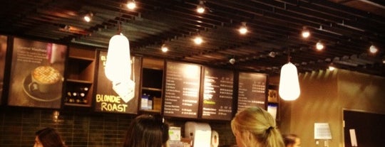 Starbucks is one of Tempat yang Disukai Fernanda.