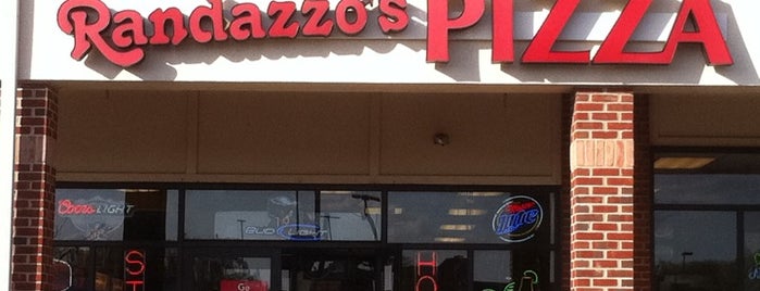 Randazzo's Pizza is one of Locais salvos de G.