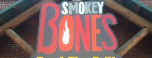 Smokey Bones Bar & Fire Grill is one of Gespeicherte Orte von Lizzie.