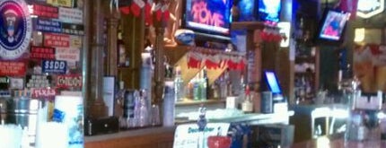 Tanner's Bar & Grill is one of Tempat yang Disimpan Becky Wilson.