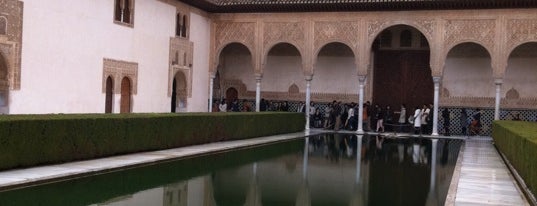 La Alhambra y el Generalife is one of 101 cosas que ver en Andalucía antes de morir.