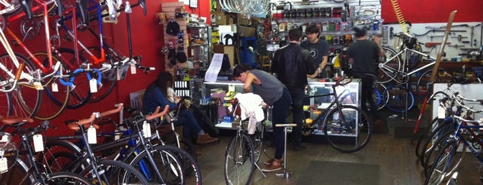 Greenpoint Bikes is one of Kimmieさんの保存済みスポット.