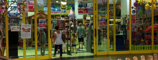 Toys"R"Us is one of สถานที่ที่ Ivan ถูกใจ.