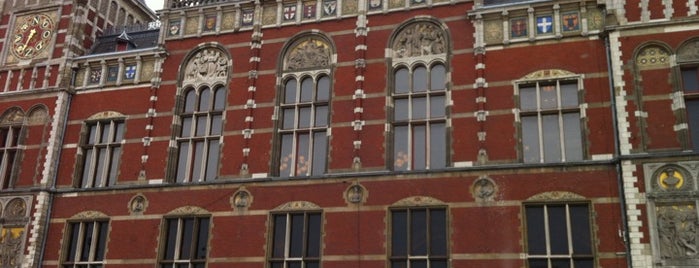 Estação Central de Amsterdãm is one of Amsterdam City Guide.