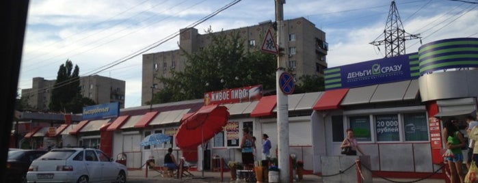 Днепровский рынок is one of สถานที่ที่ K ถูกใจ.