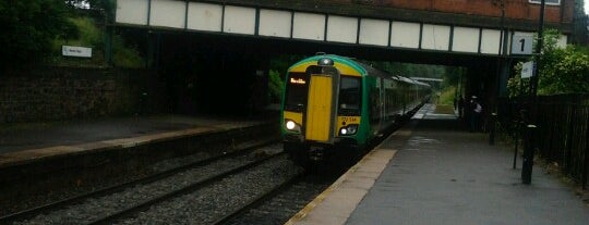 Rowley Regis Railway Station (ROW) is one of Locais curtidos por Elliott.