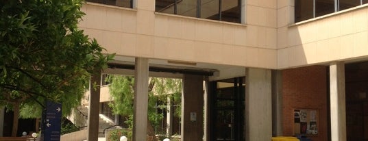 Facultad de Derecho is one of สถานที่ที่ Sergio ถูกใจ.