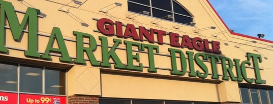 Market District Supermarket is one of Lugares favoritos de Jonathan.