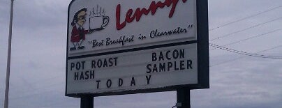 Lenny's Restaurant is one of สถานที่ที่บันทึกไว้ของ Lynne.