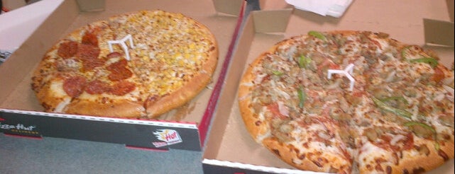 Pizza Hut is one of Posti che sono piaciuti a @dondeir_pop.