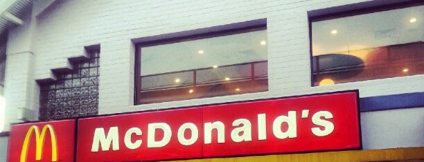 McDonald's & McCafé is one of สถานที่ที่ ꌅꁲꉣꂑꌚꁴꁲ꒒ ถูกใจ.