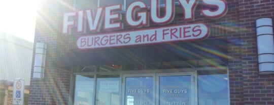 Five Guys is one of Simonさんのお気に入りスポット.
