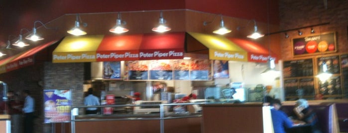 Peter Piper Pizza is one of Tempat yang Disukai Uryel.