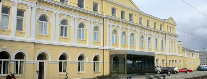 Trondheim sentralstasjon is one of TRD.