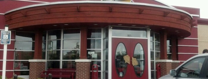 Red Robin Gourmet Burgers and Brews is one of Lugares favoritos de Joe.
