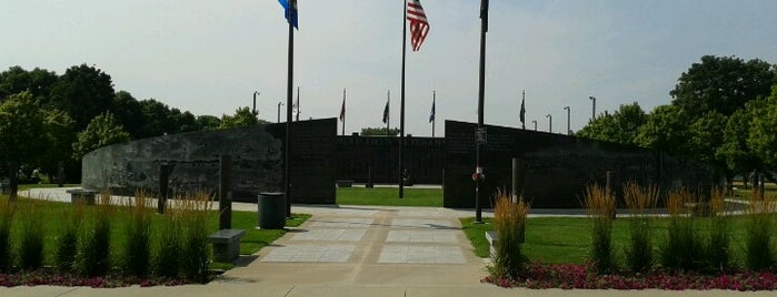 Soldier's Field Veteran's Memorial is one of Lieux qui ont plu à Doug.