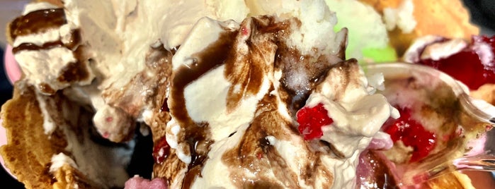 Asal Ice Cream | بستنی عسل is one of Lieux qui ont plu à Saba.