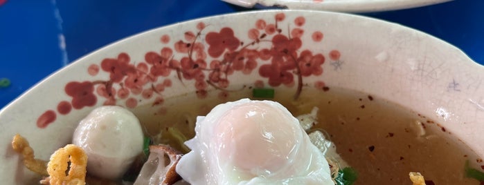 ก๋วยเตี๋ยวลุงจู๊ ต้มยำใส่ไข่ is one of Chanthaburi Food.