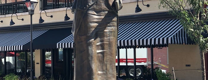 Maggie L. Walker Monument is one of Queen : понравившиеся места.