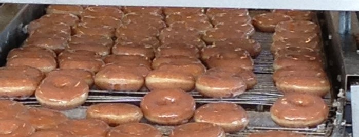 Krispy Kreme Doughnuts is one of สถานที่ที่ Dave ถูกใจ.
