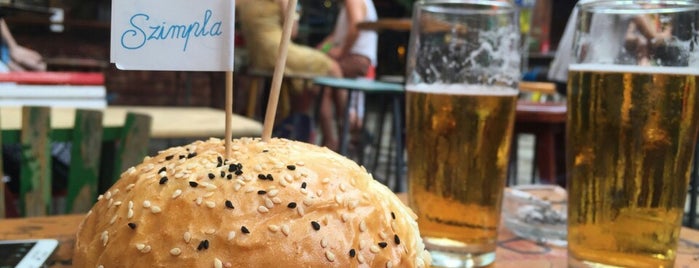 Szimpla Kert is one of Locais curtidos por Bahar.