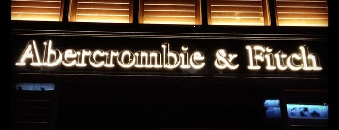 Abercrombie & Fitch (上海静安嘉里中心) is one of Locais curtidos por N.