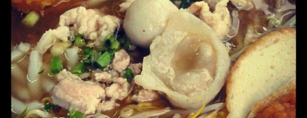 ก๋วยเตี๋ยวลูกชิ้นปลาจารุณี is one of Ratchadapisek 3 Food List.