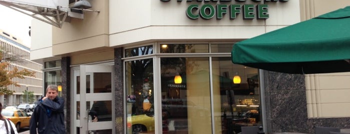 Starbucks is one of Lugares favoritos de Dustin.