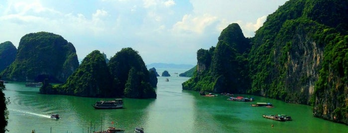 Vịnh Hạ Long (Ha Long Bay) is one of Jas' favorite natural sites.